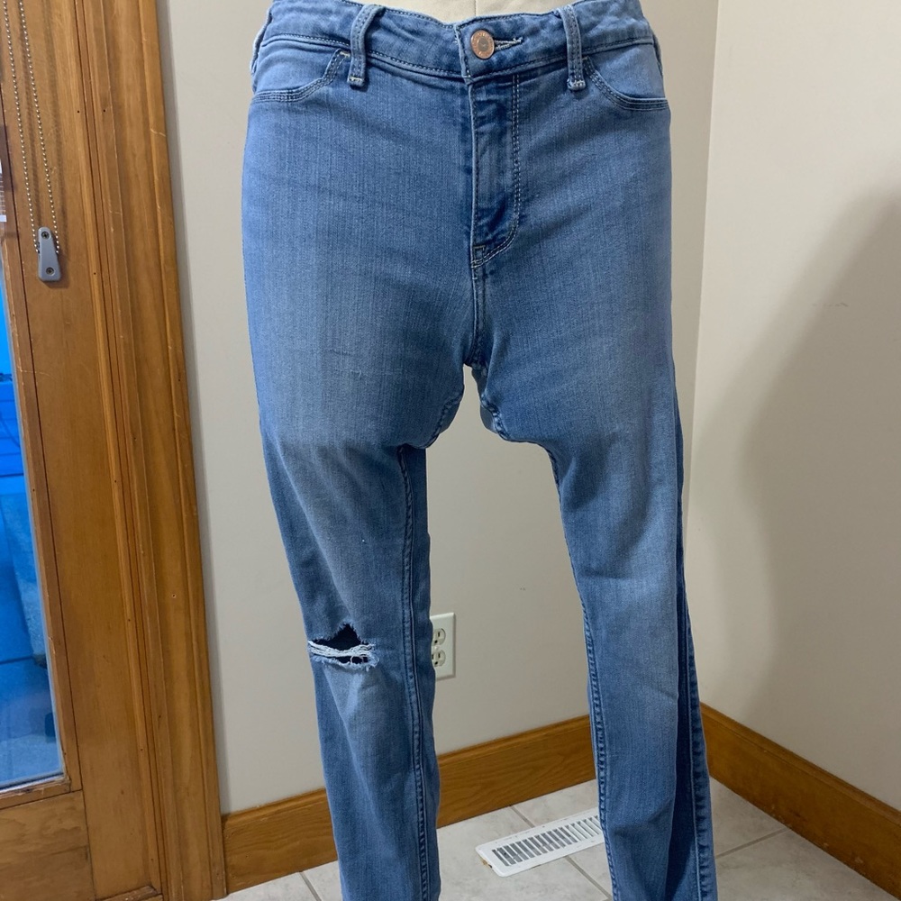 Hollister blue jeans w/ rip in right knee
